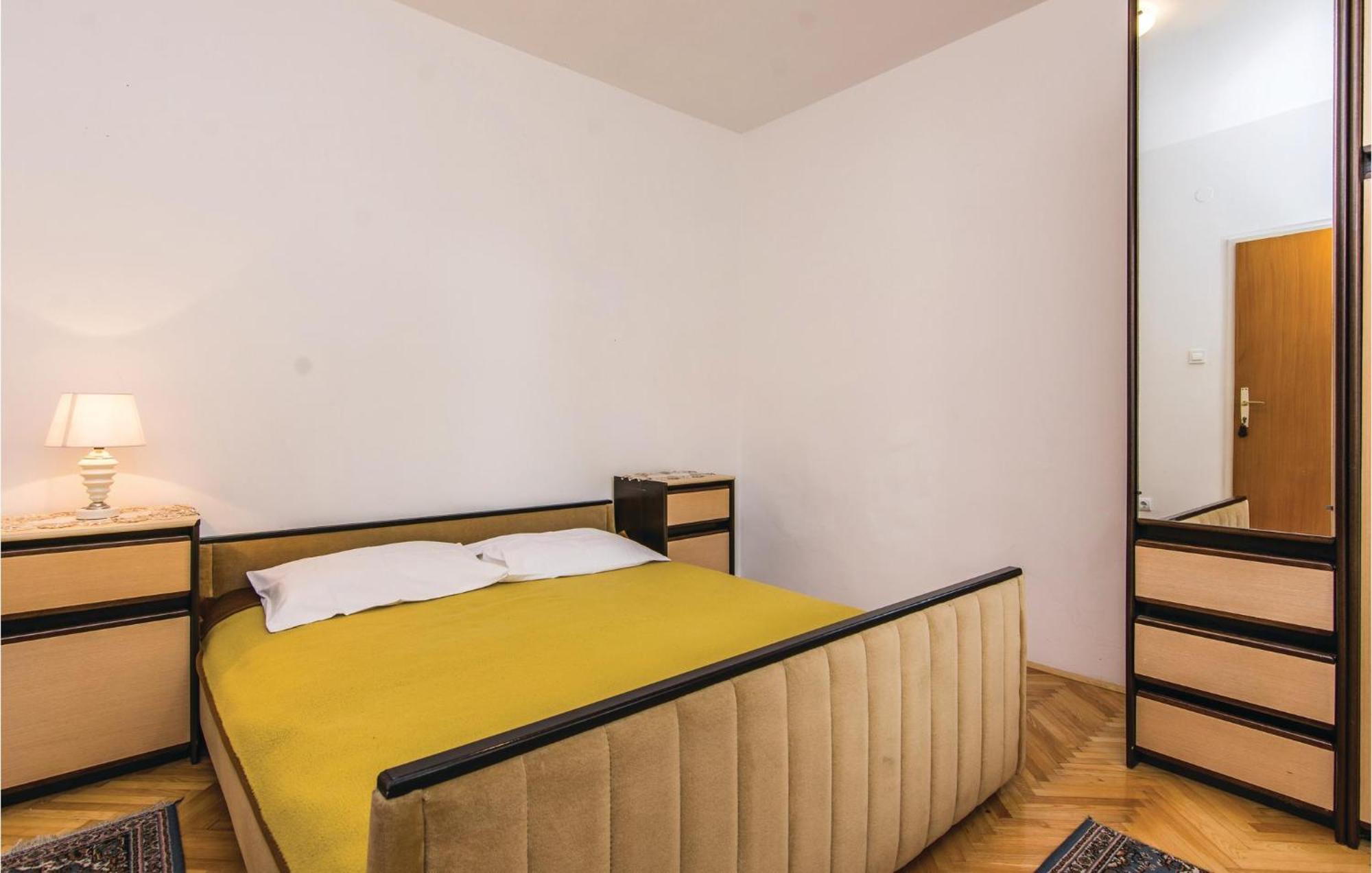 4 Bedroom Awesome Apartment In Starigrad Екстер'єр фото