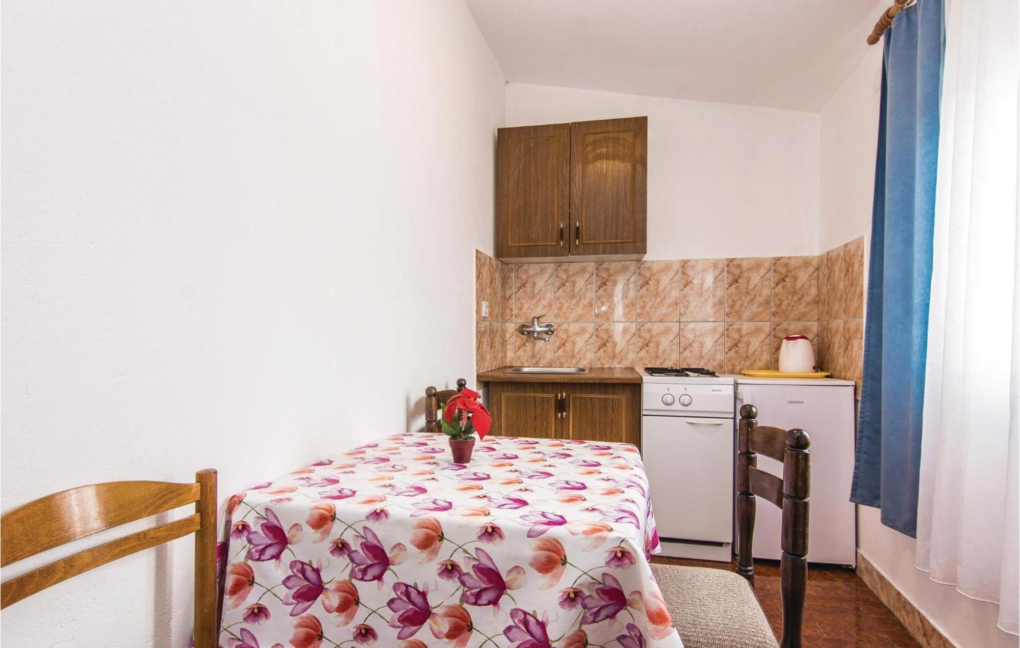 4 Bedroom Awesome Apartment In Starigrad Екстер'єр фото