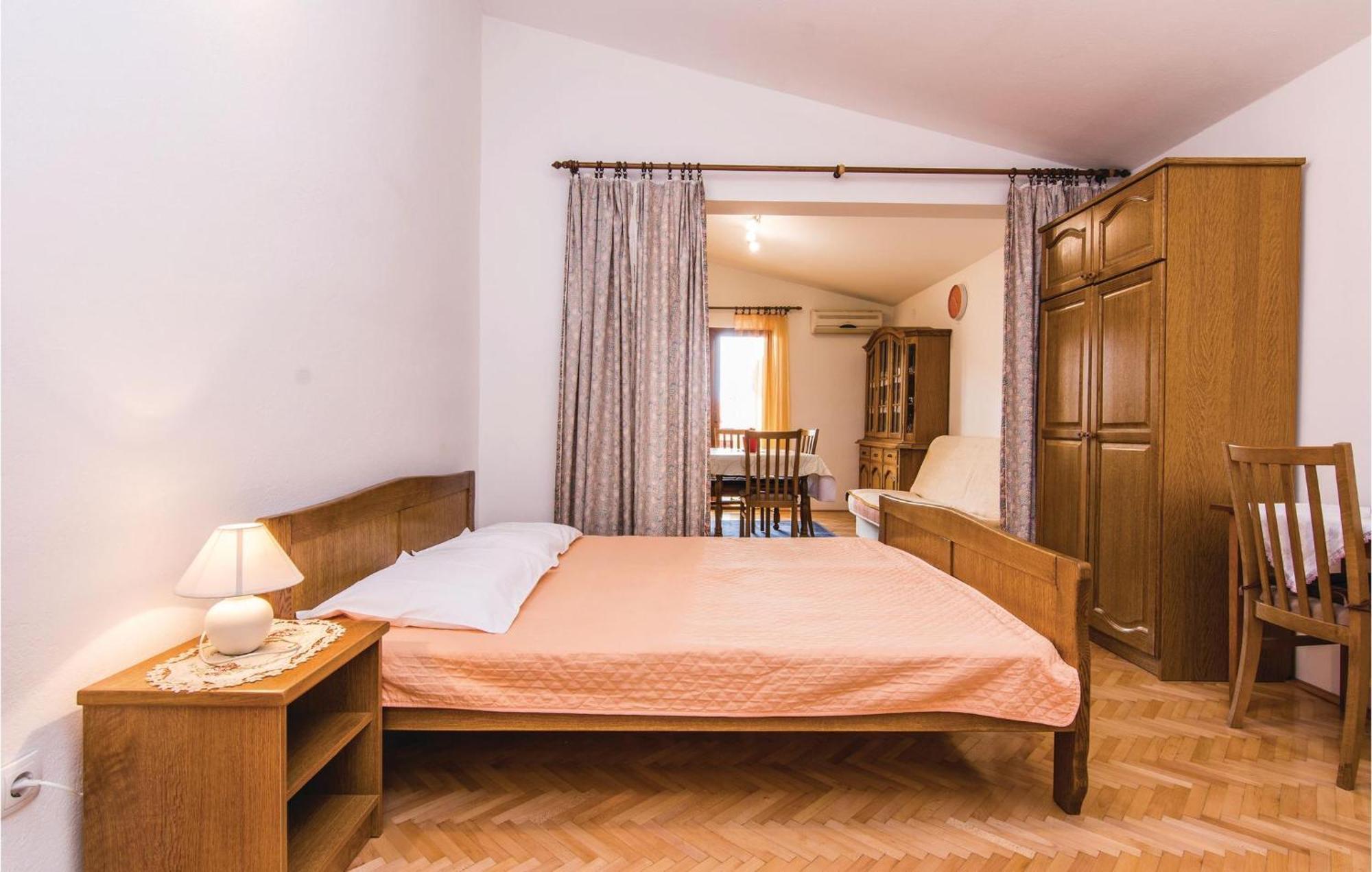 4 Bedroom Awesome Apartment In Starigrad Екстер'єр фото