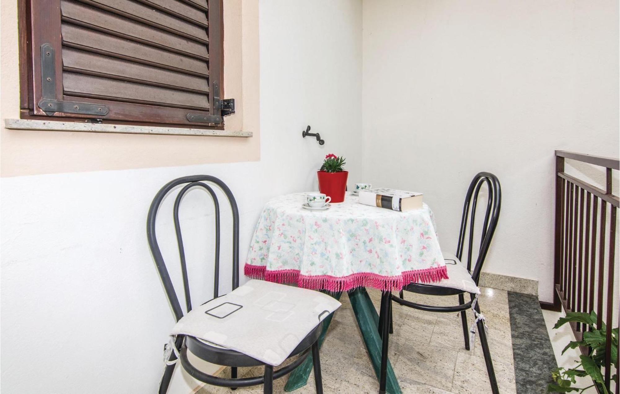4 Bedroom Awesome Apartment In Starigrad Екстер'єр фото