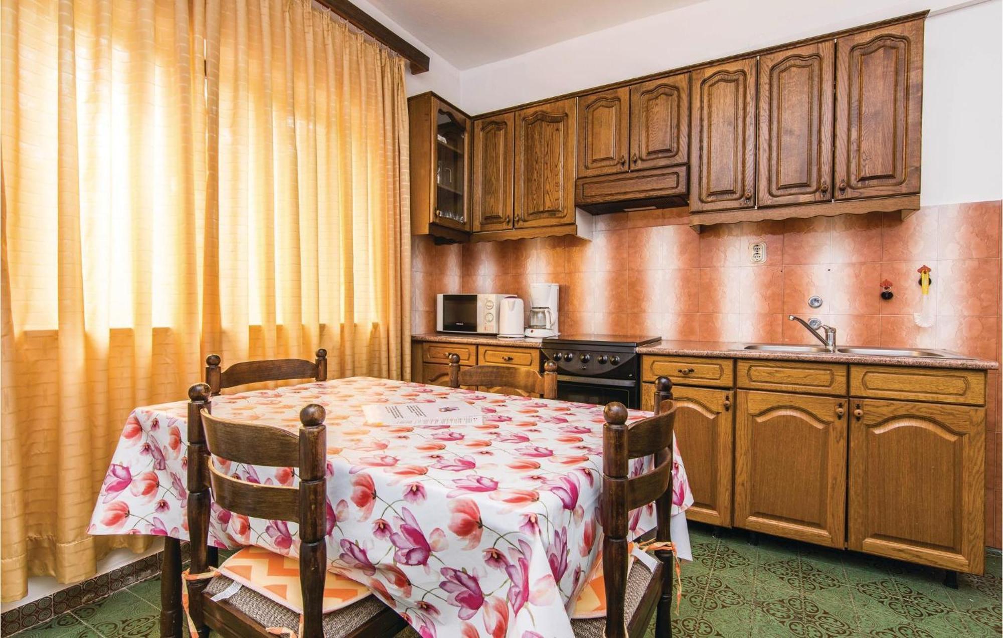 4 Bedroom Awesome Apartment In Starigrad Екстер'єр фото