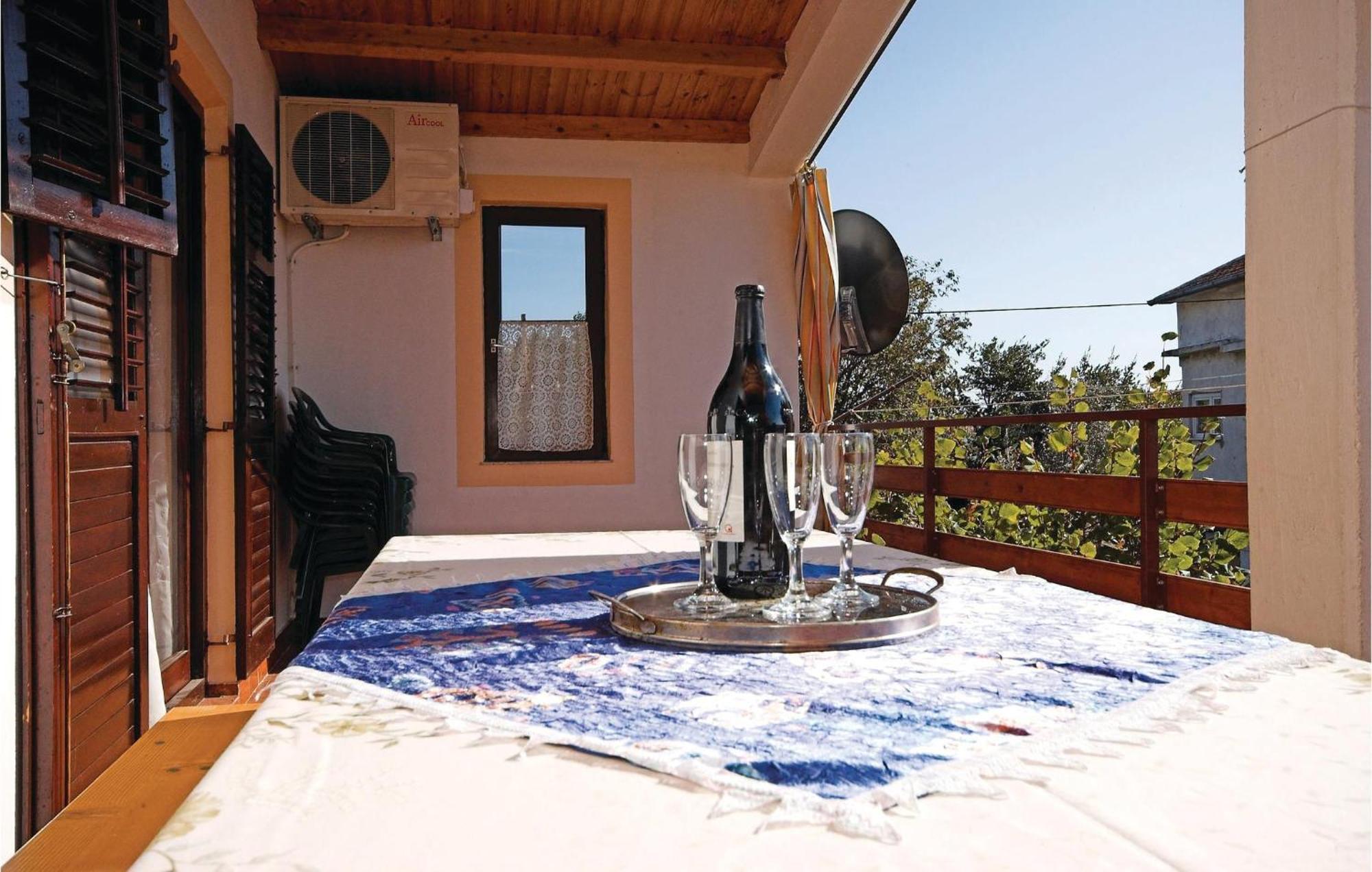 4 Bedroom Awesome Apartment In Starigrad Екстер'єр фото