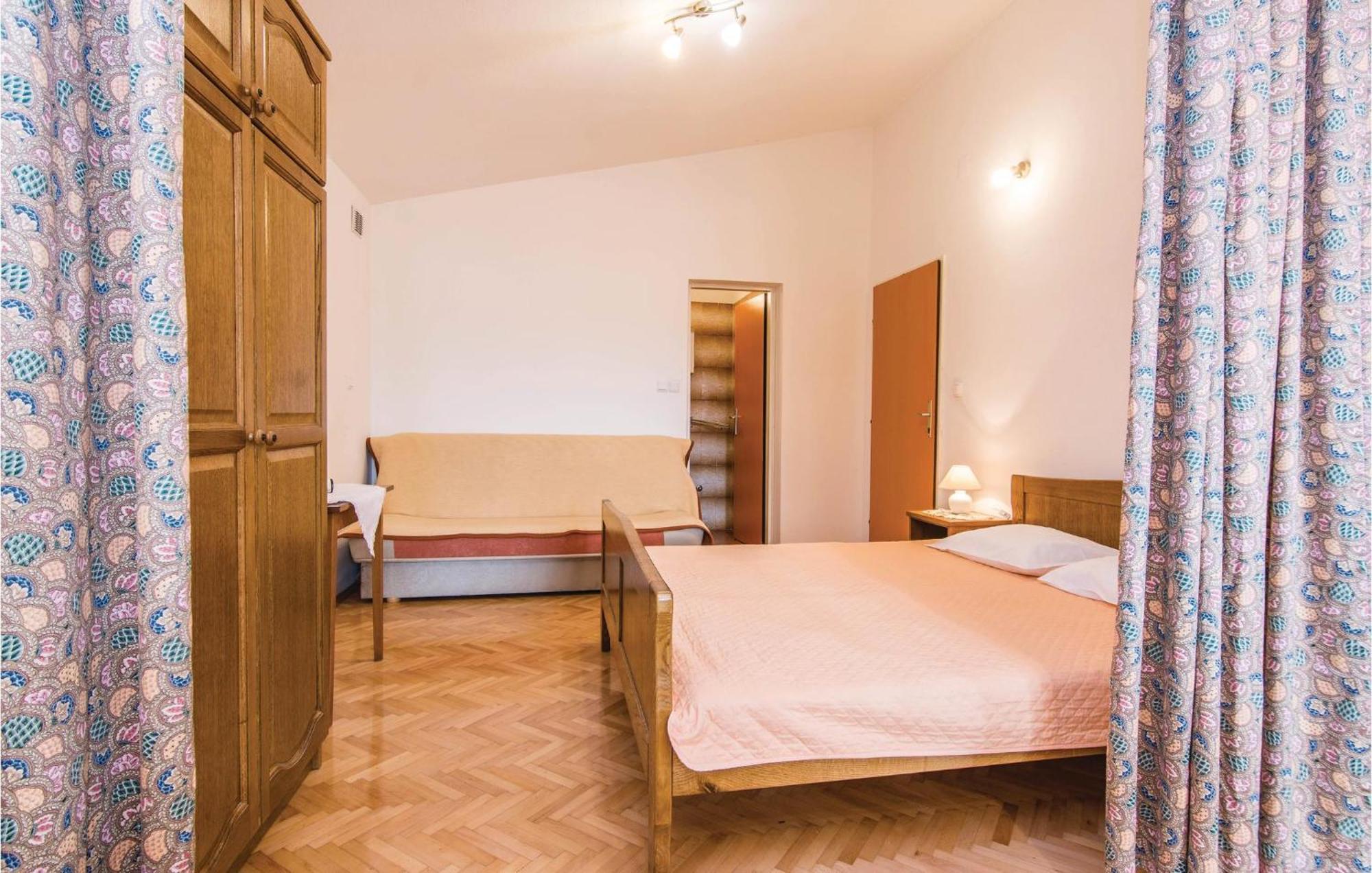 4 Bedroom Awesome Apartment In Starigrad Екстер'єр фото
