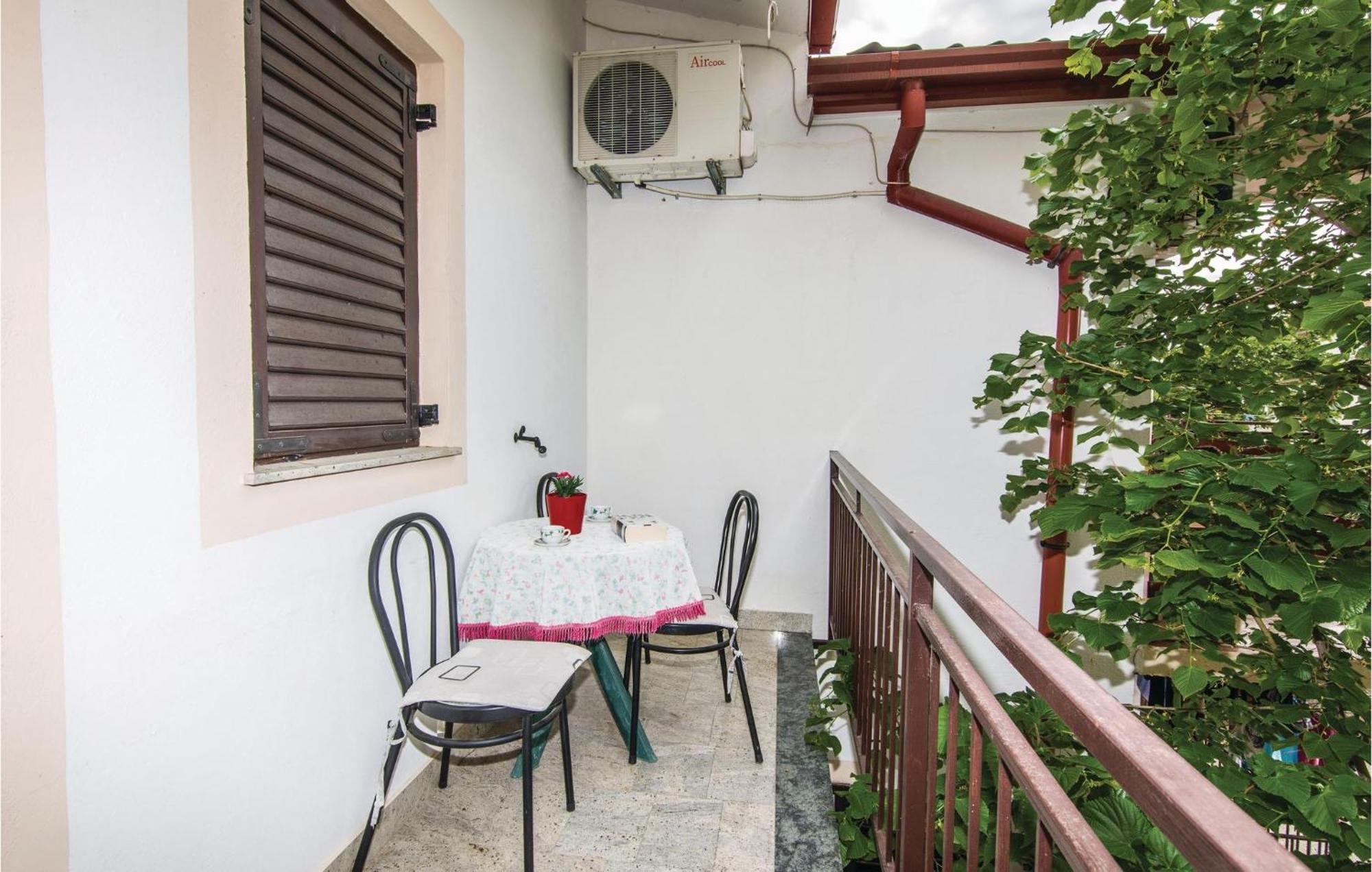 4 Bedroom Awesome Apartment In Starigrad Екстер'єр фото
