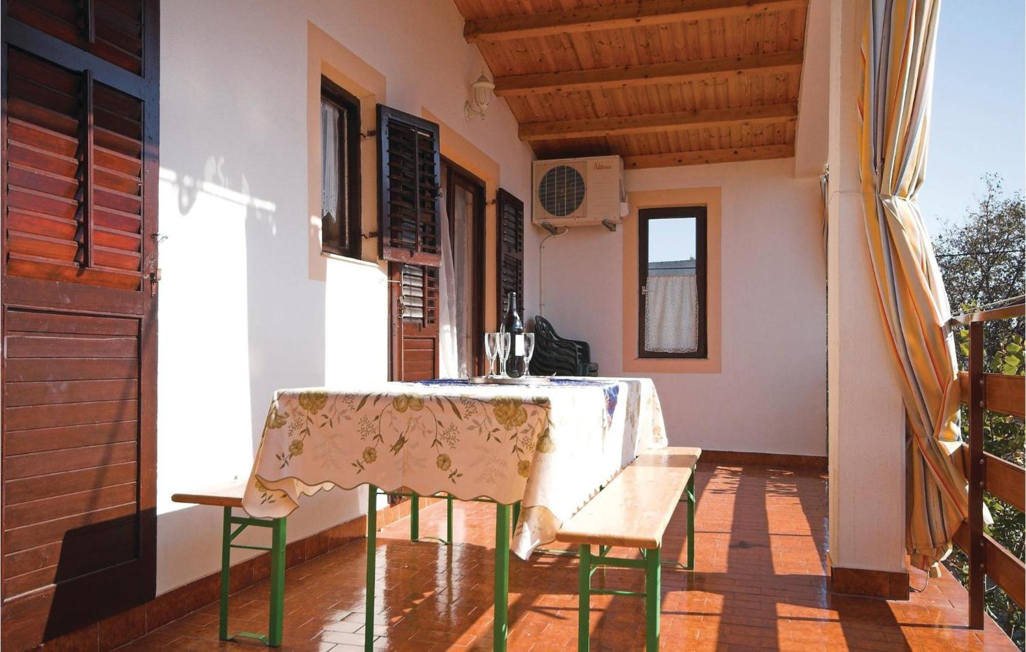 4 Bedroom Awesome Apartment In Starigrad Екстер'єр фото